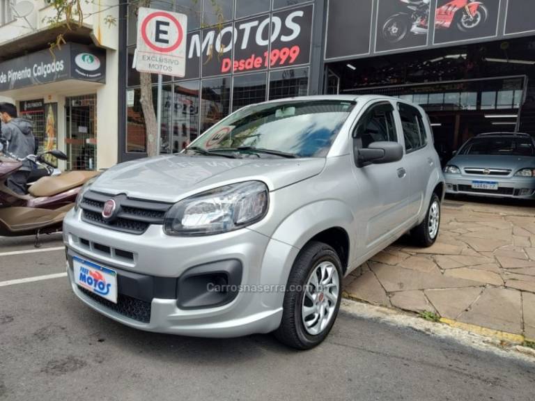 FIAT - UNO - 2017/2018 - Prata - R$ 37.900,00